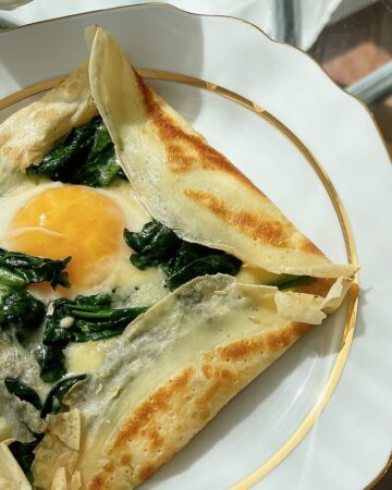 Французькі млинці з начинкою з яєць та шпинату на сніданок