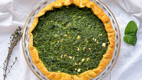 віжоспечений смарагдовий тарт зі шпинатом на вінтажній матовій тарілці, CookItTwice стиль