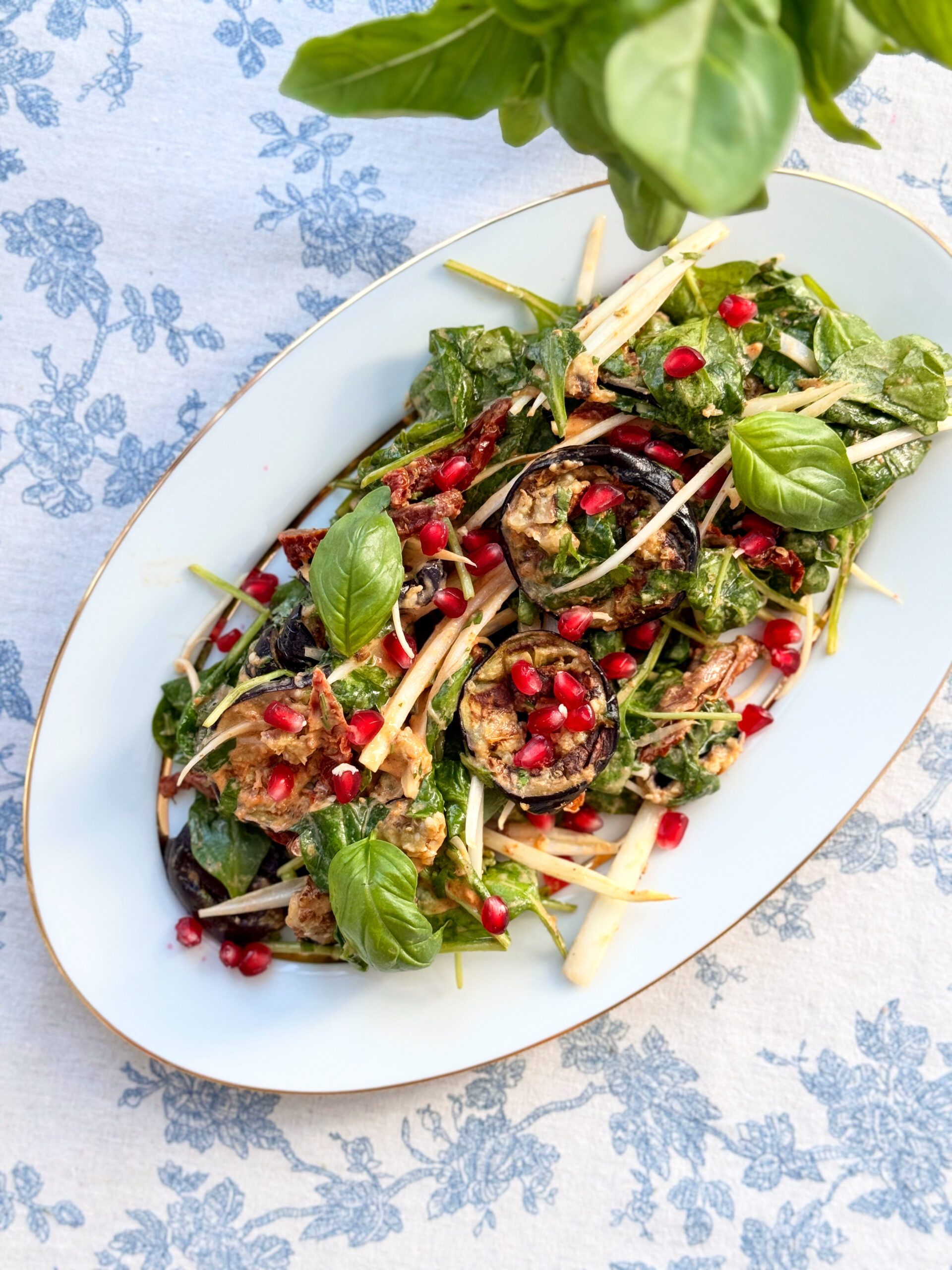 Сервірування теплого салату з баклажаном гриль, шпинатом та томатами у світлій керамічній піалі, CookItTwice стиль.