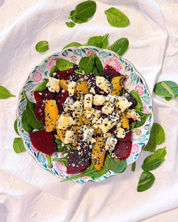 сервірваниий салат із замеченого буряка прикрашений насінням