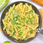 кремова паста з білими бобами та зеленими овочами в одній пательні