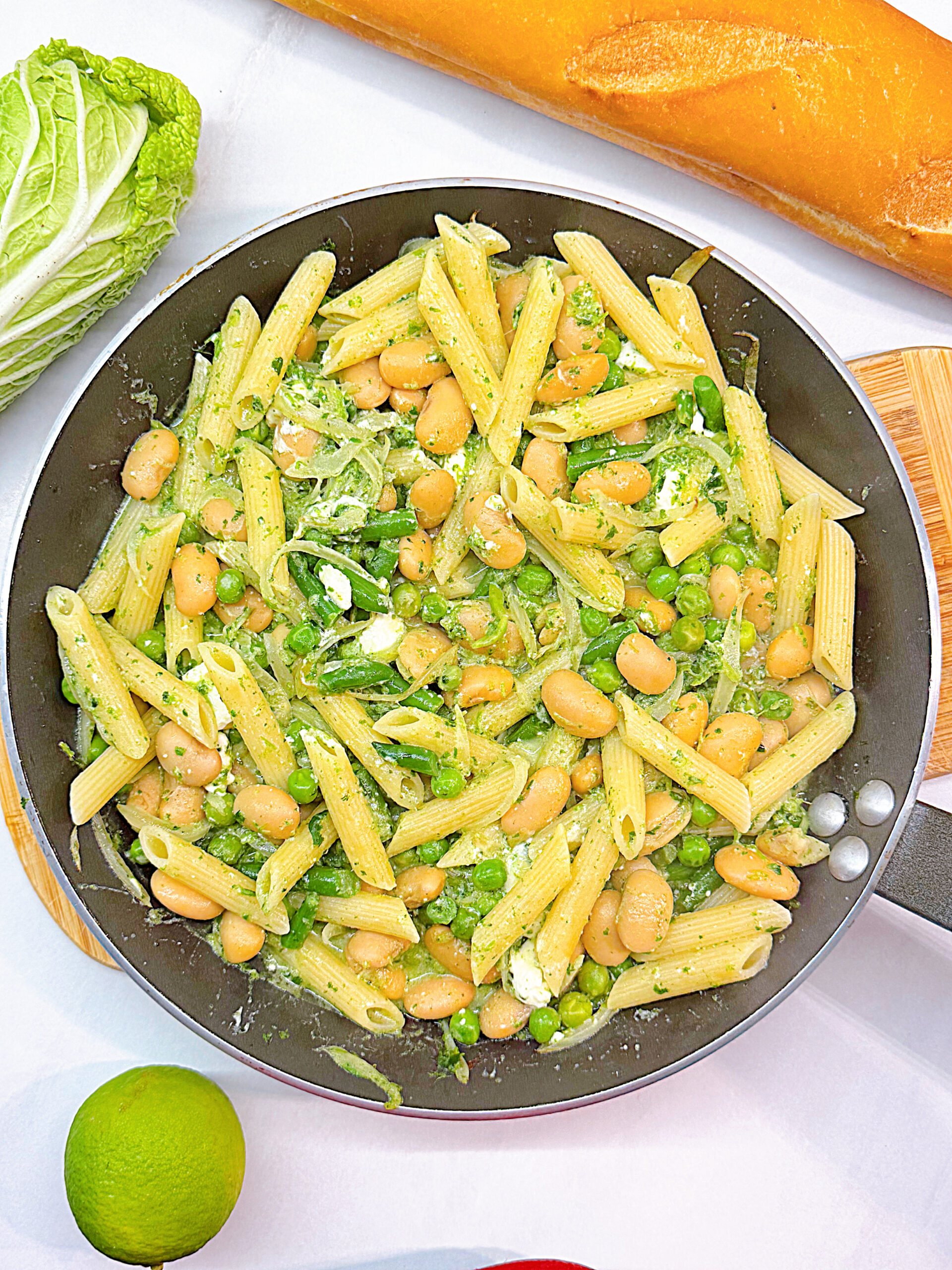 кремова паста з білими бобами та зеленими овочами в одній пательні