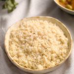 Ідеально приготований кускус понаний на елегантній керамічній тарелі