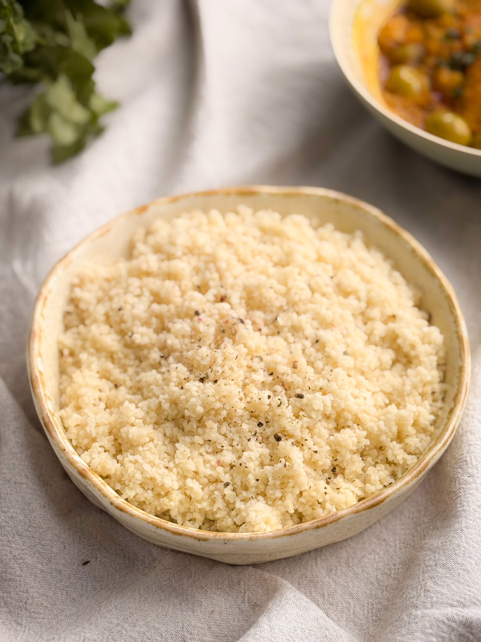 Ідеально приготований кускус понаний на елегантній керамічній тарелі