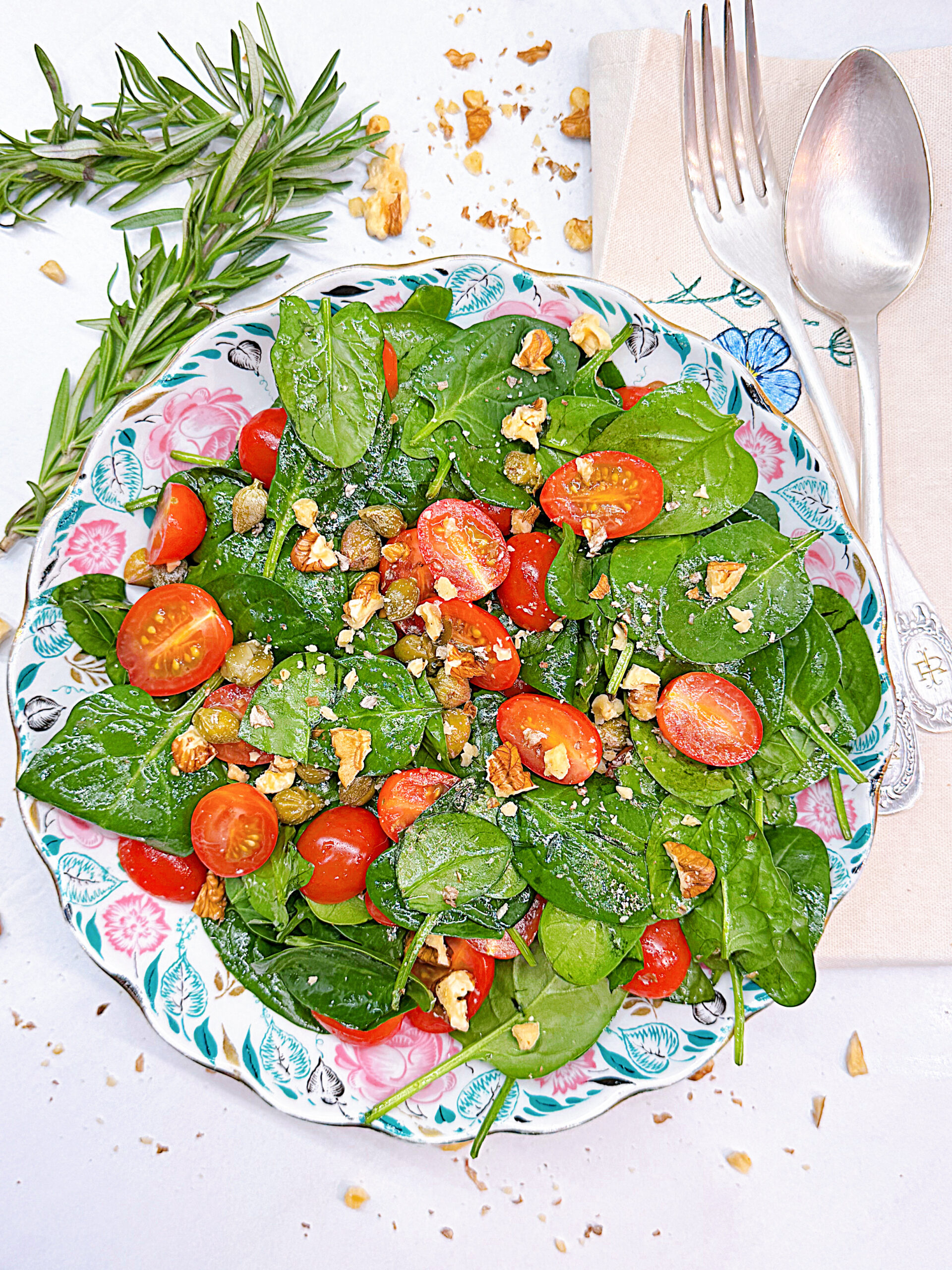 вітамінний салат зі шпинатом та томатами