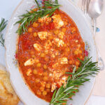 ніжний нут з томатами і бринзою в одній пательні подається з хрустким свіжим багетом