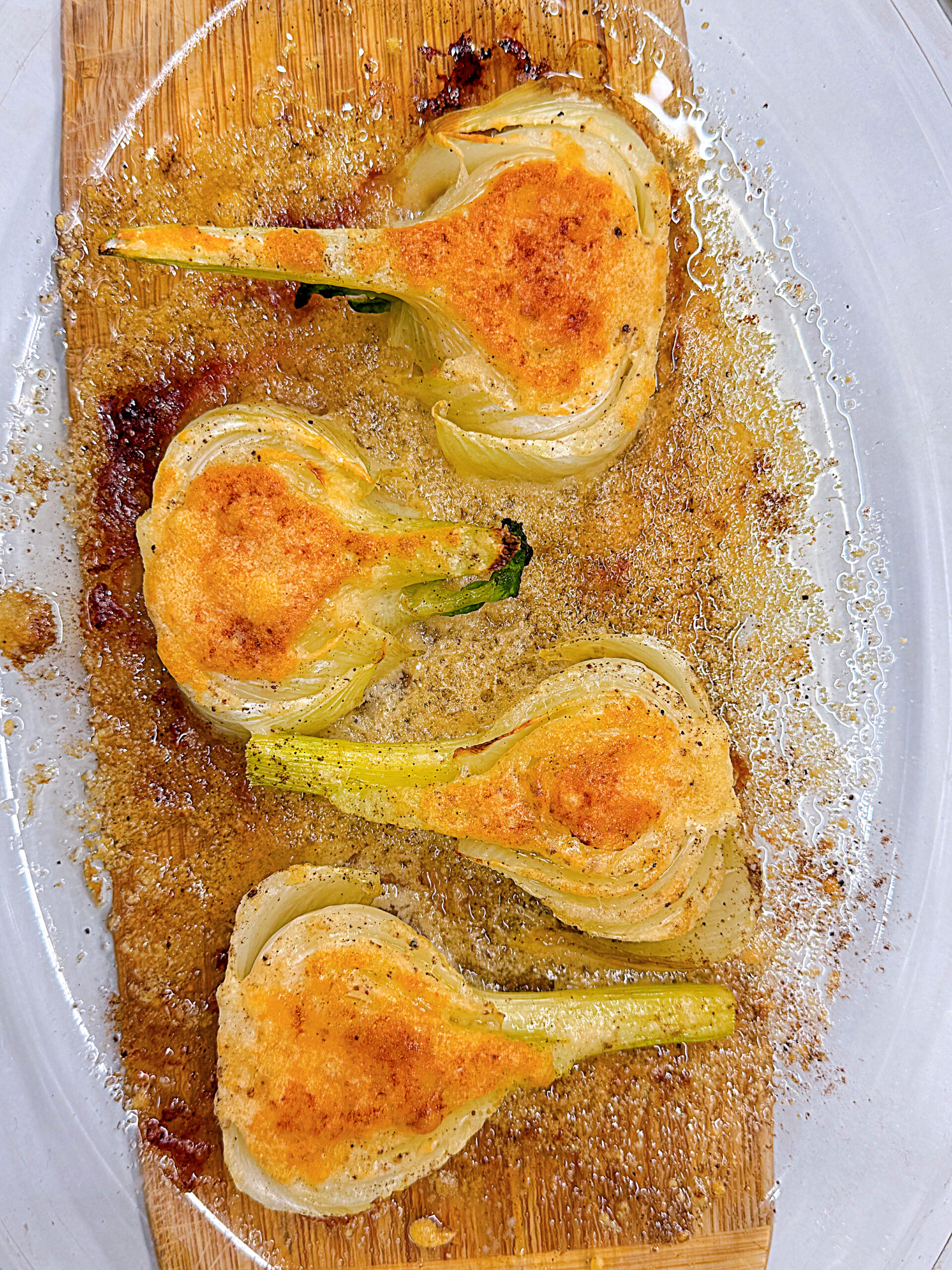 ніжний та ароматний запечений фенхель з сирною скоринкою.