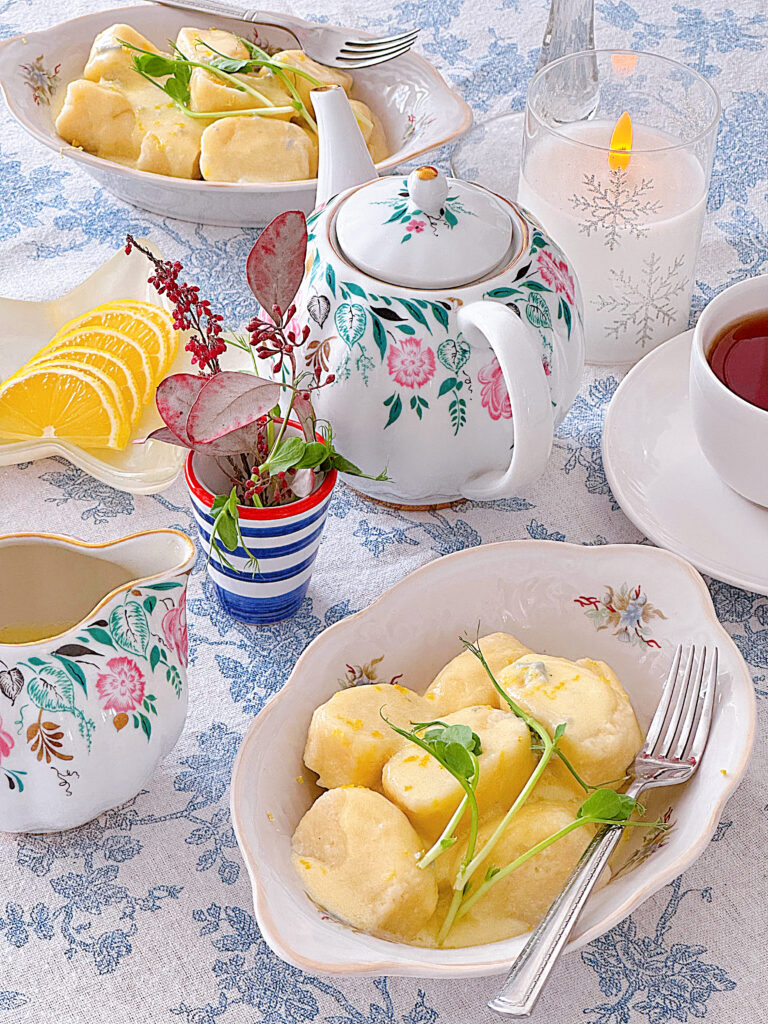 ліниві вареники на столі з чаєм та квітами