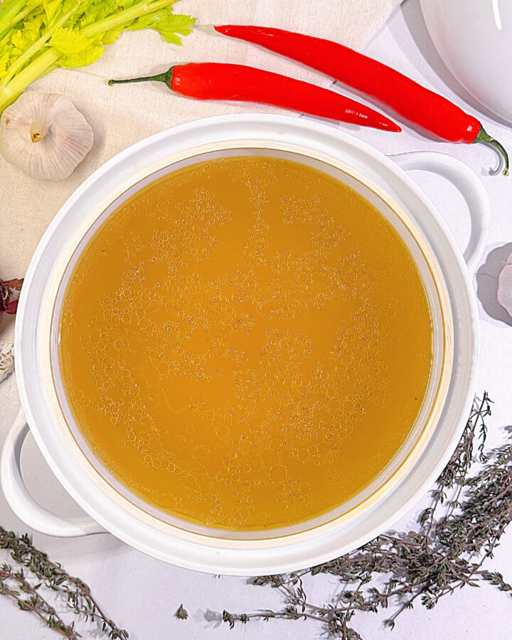 ідеальний курячий бульон в каструді з кераміки