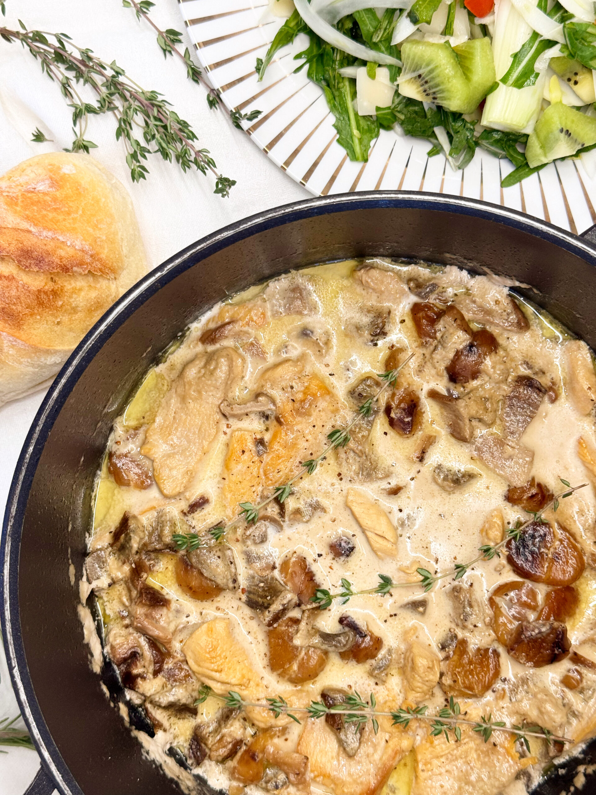 куряче філе з каштанами та грибами у ніжному вершковому соусі