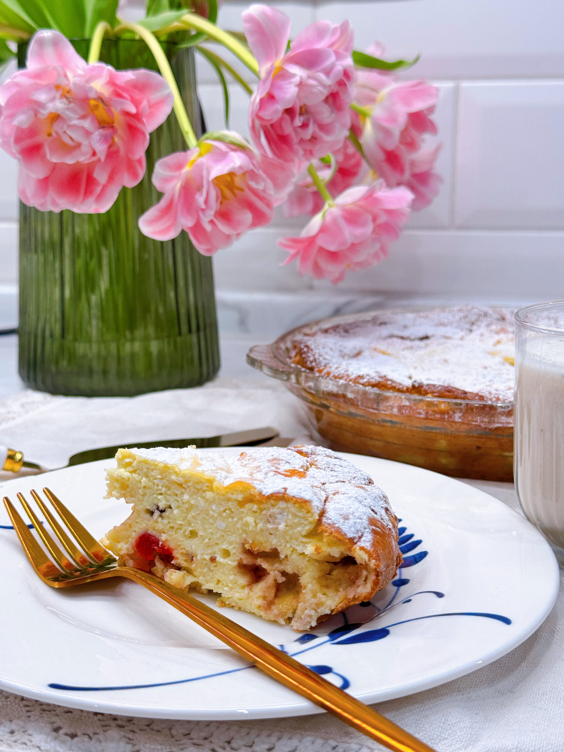 ніжна домашня сирна запіканка без цукру на тарілці, подана з чаєм