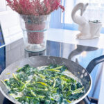 шпинат та черемша тушковані на пательні