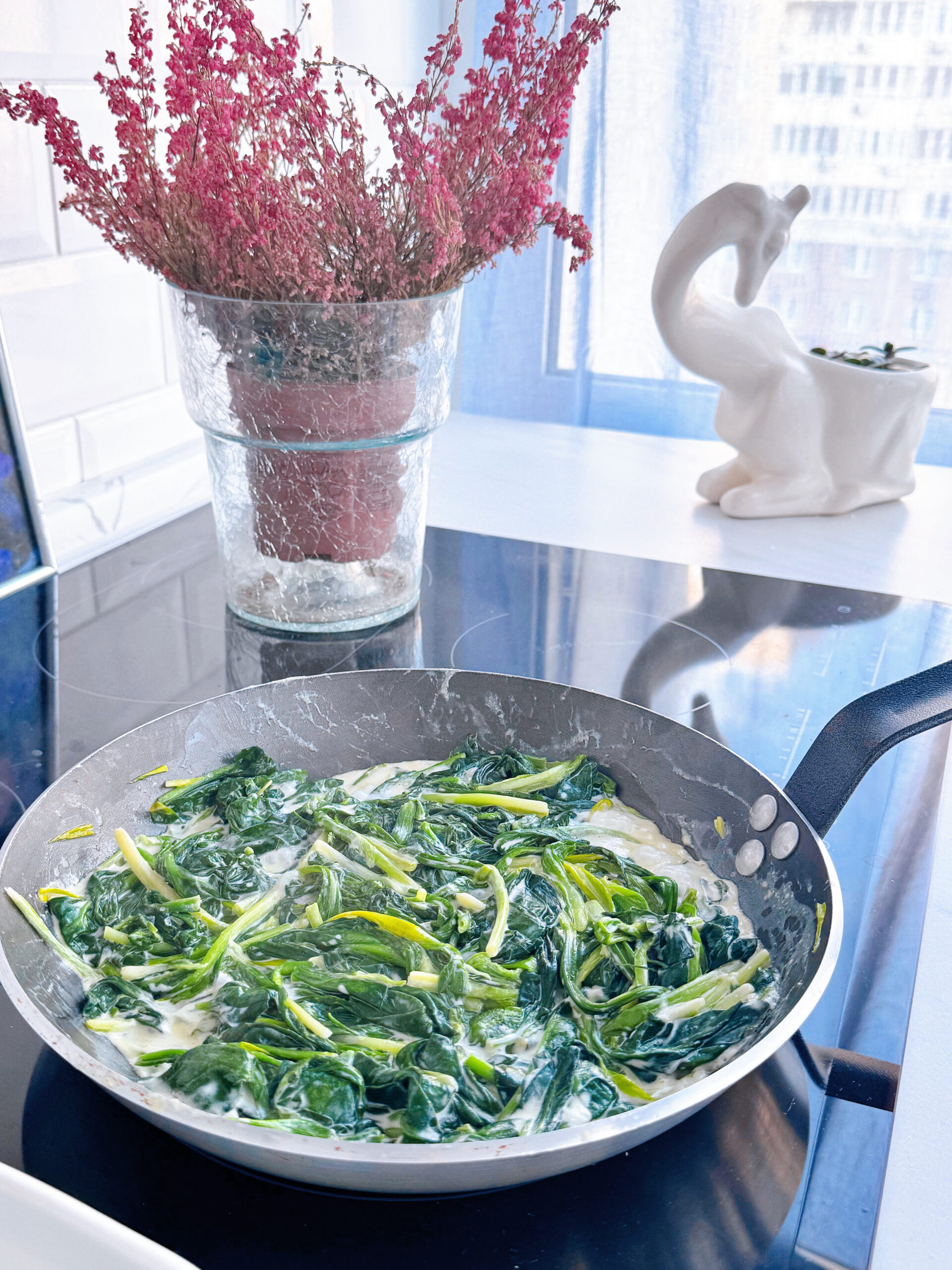 шпинат та черемша тушковані на пательні