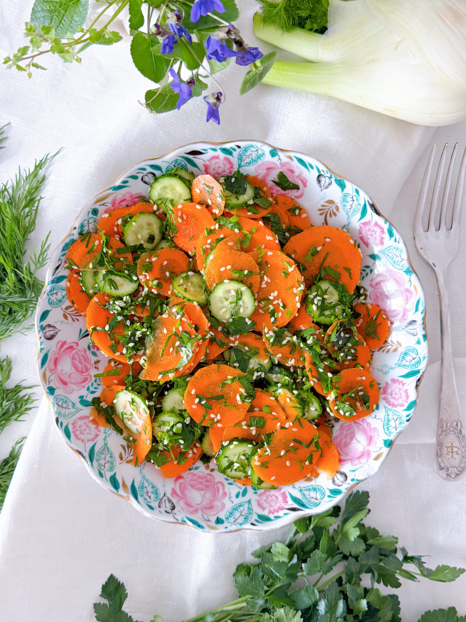 Салат з моркви, огірка, петрушки та кунжуту