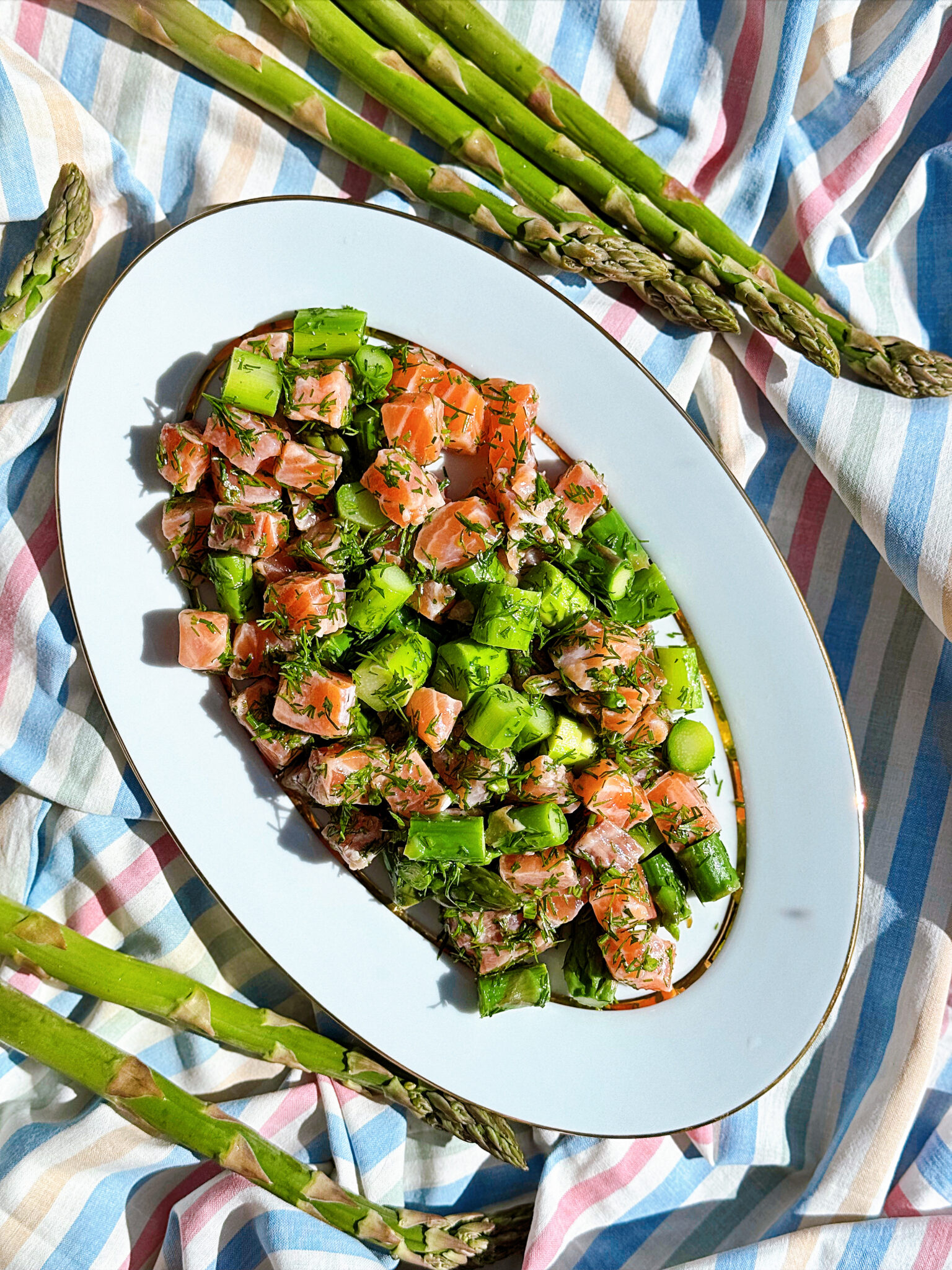 Тартар з лосося зі спаржею: бездоганна гра текстур на вінтажній тарілці