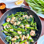 Зелена спаржа з креветками та шпинатом