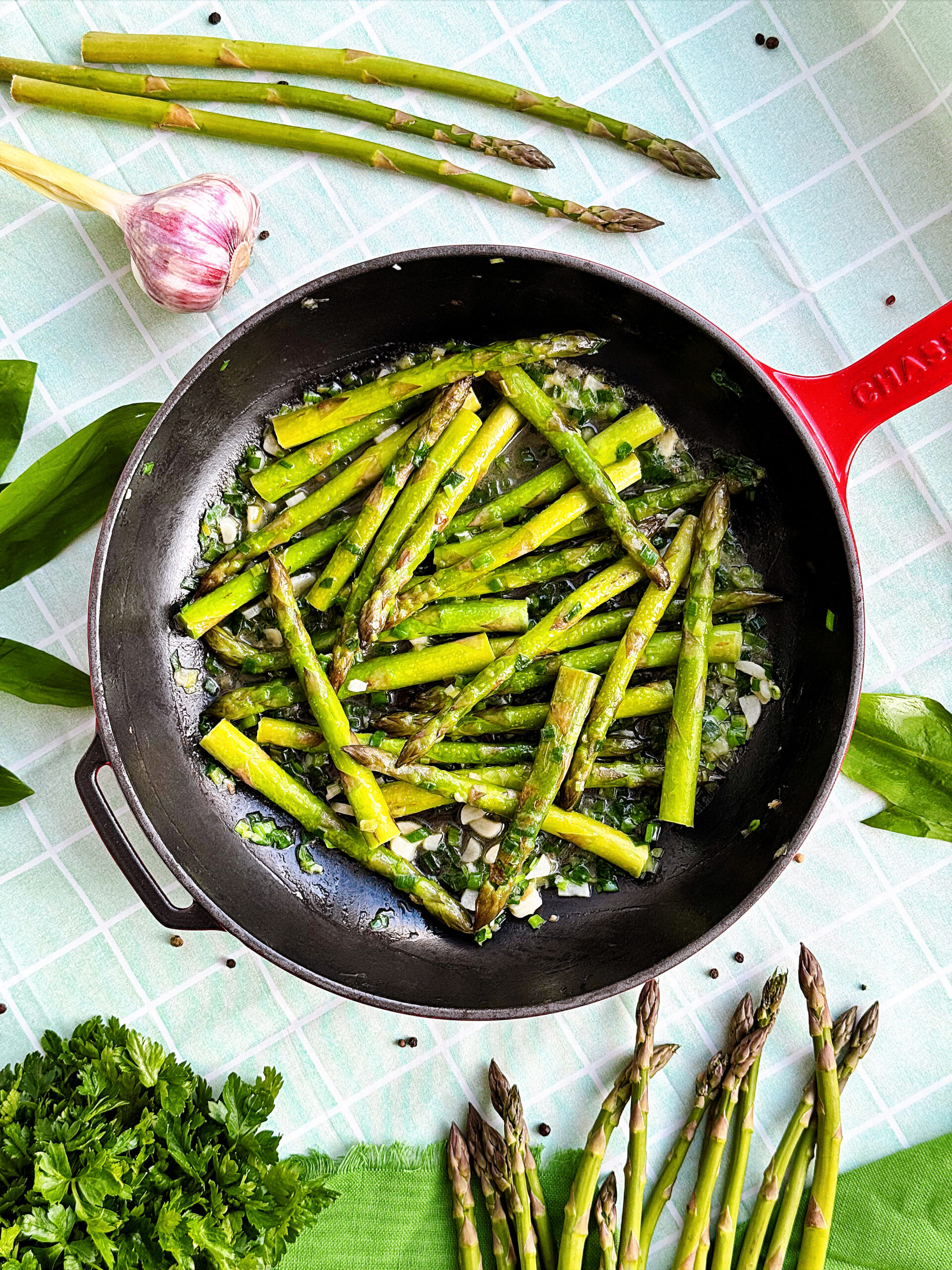 зелена спаржа на пательні