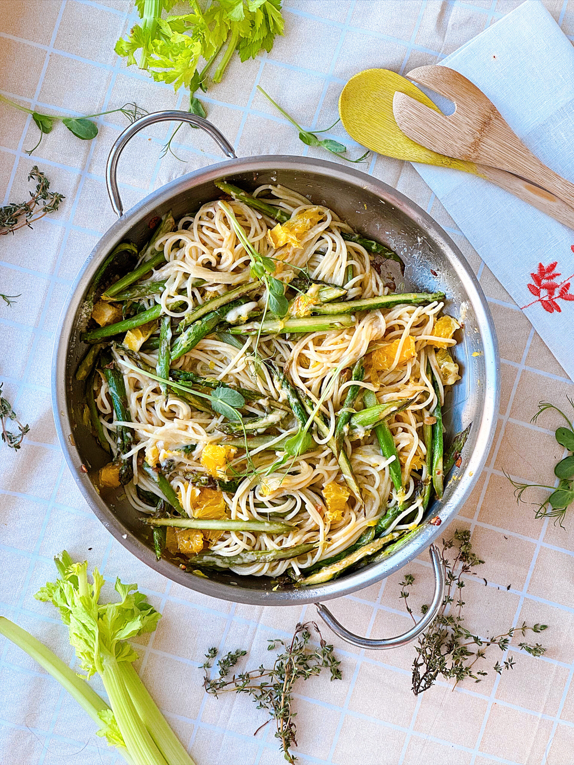 зелена спаржа зі спагетті