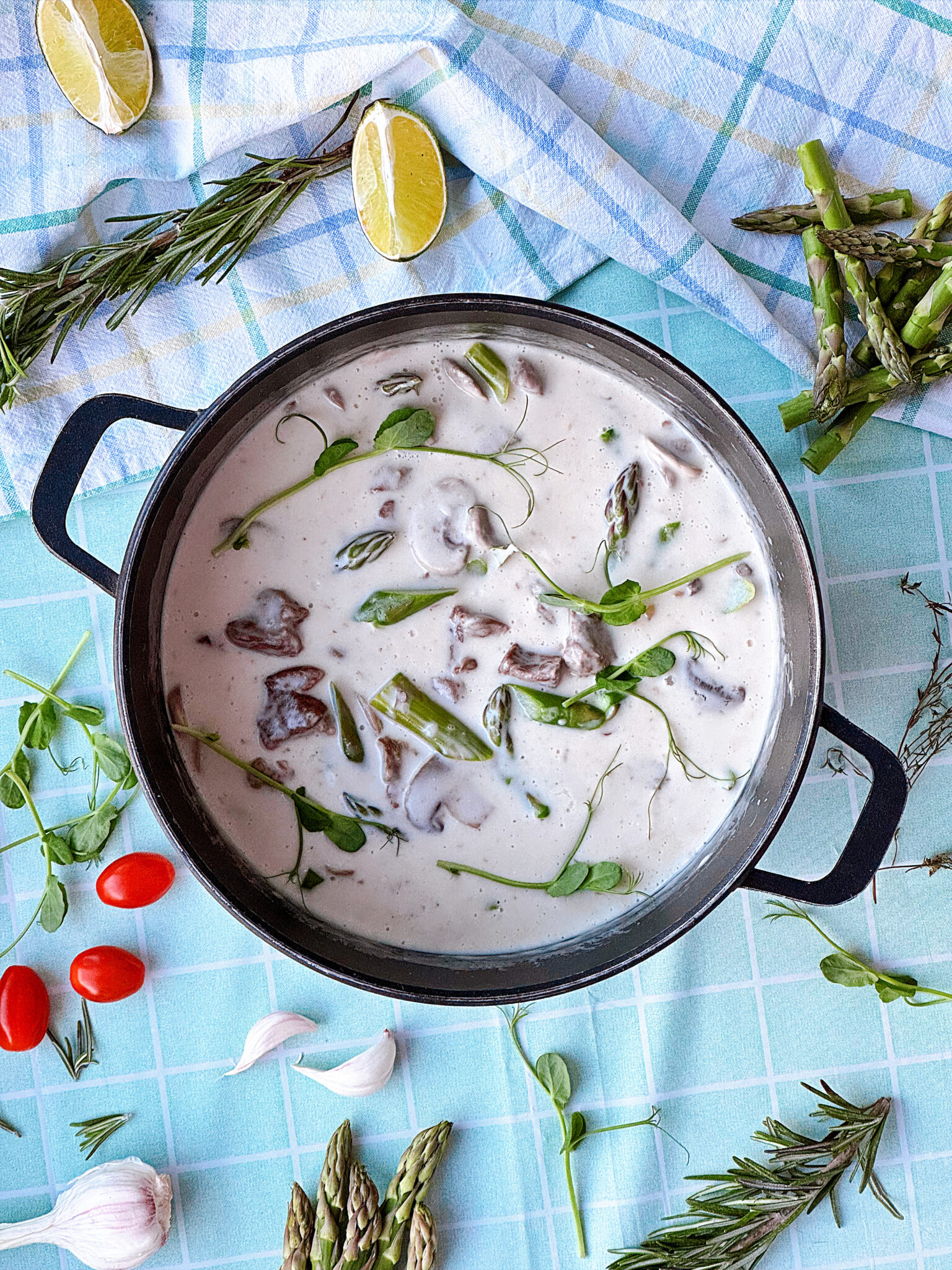 Бланкет зі спаржею: біле м'ясо у густому соусі