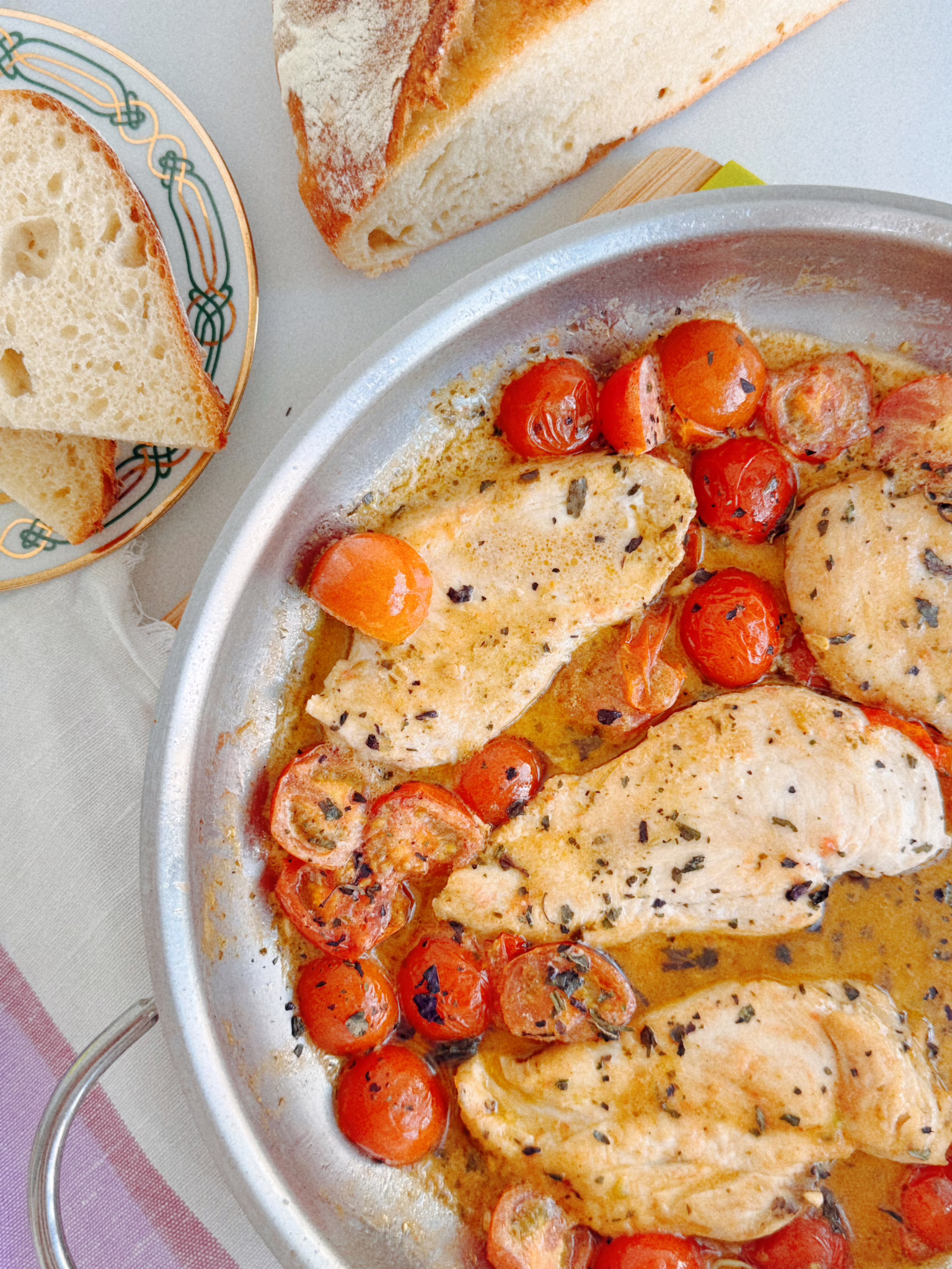 Соковите куряче філе з томатами