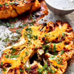 стейки із запеченої цвітної капусти. в духовці зі спеціями