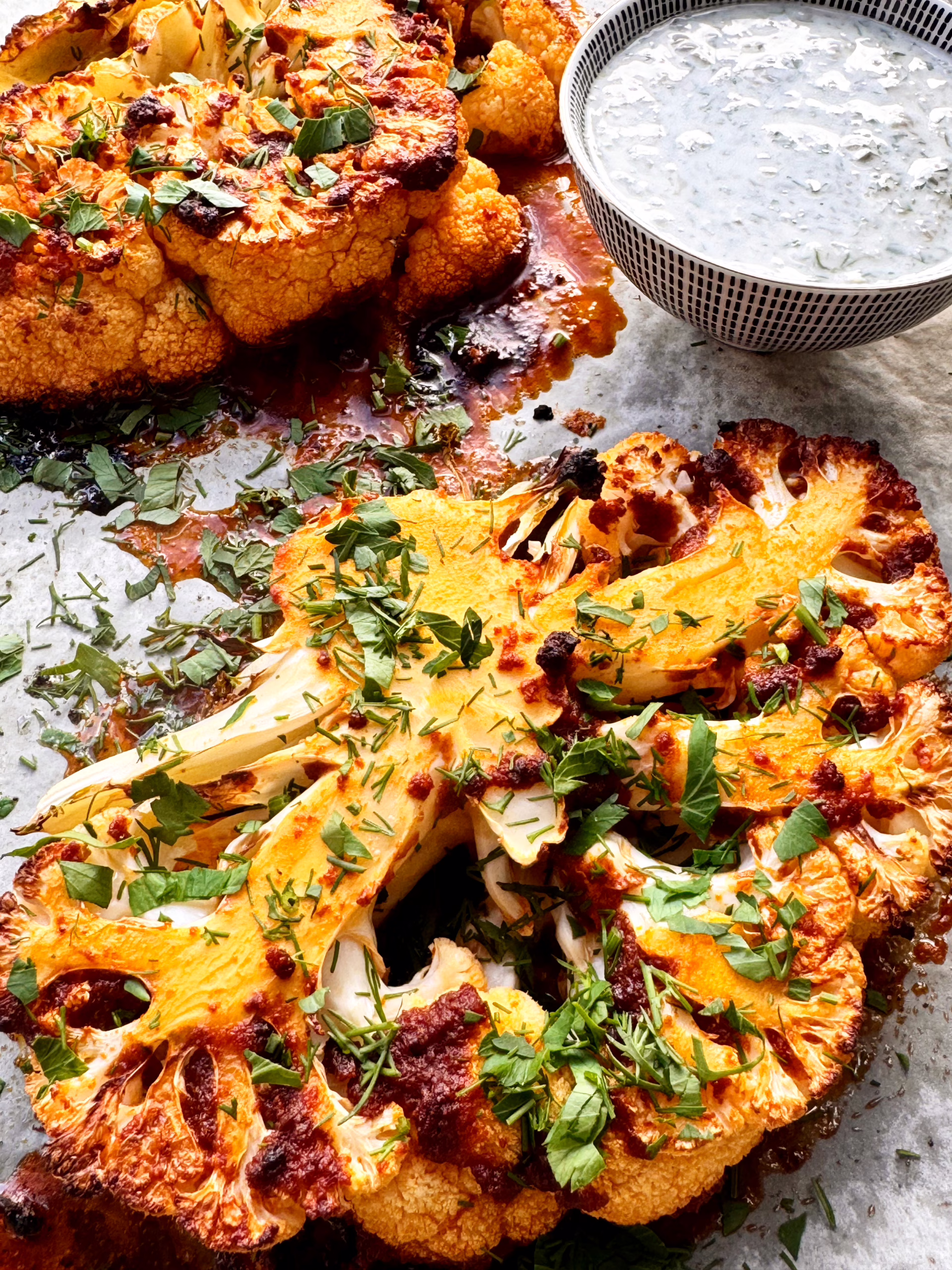 стейки із запеченої цвітної капусти. в духовці зі спеціями