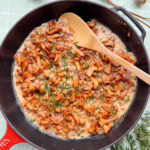 Гриби лисички смажені у вершковому соусі на пательні з цибулею