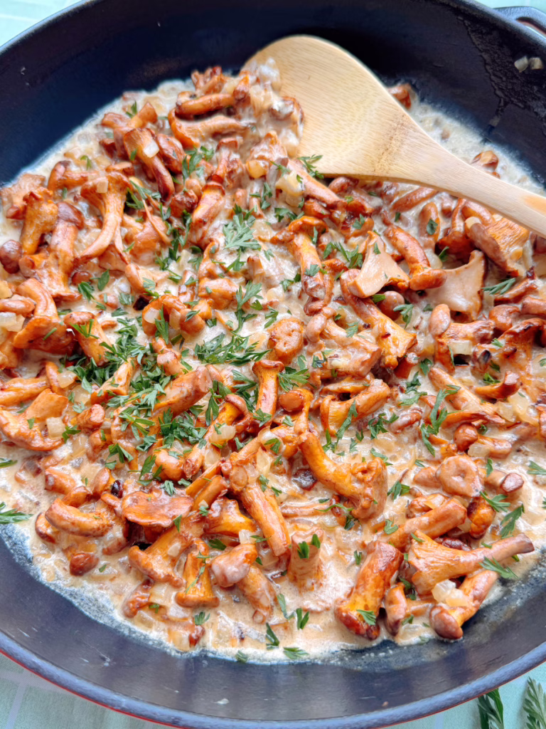 Гриби лисички у ніжному вершковому суосі з зеленню