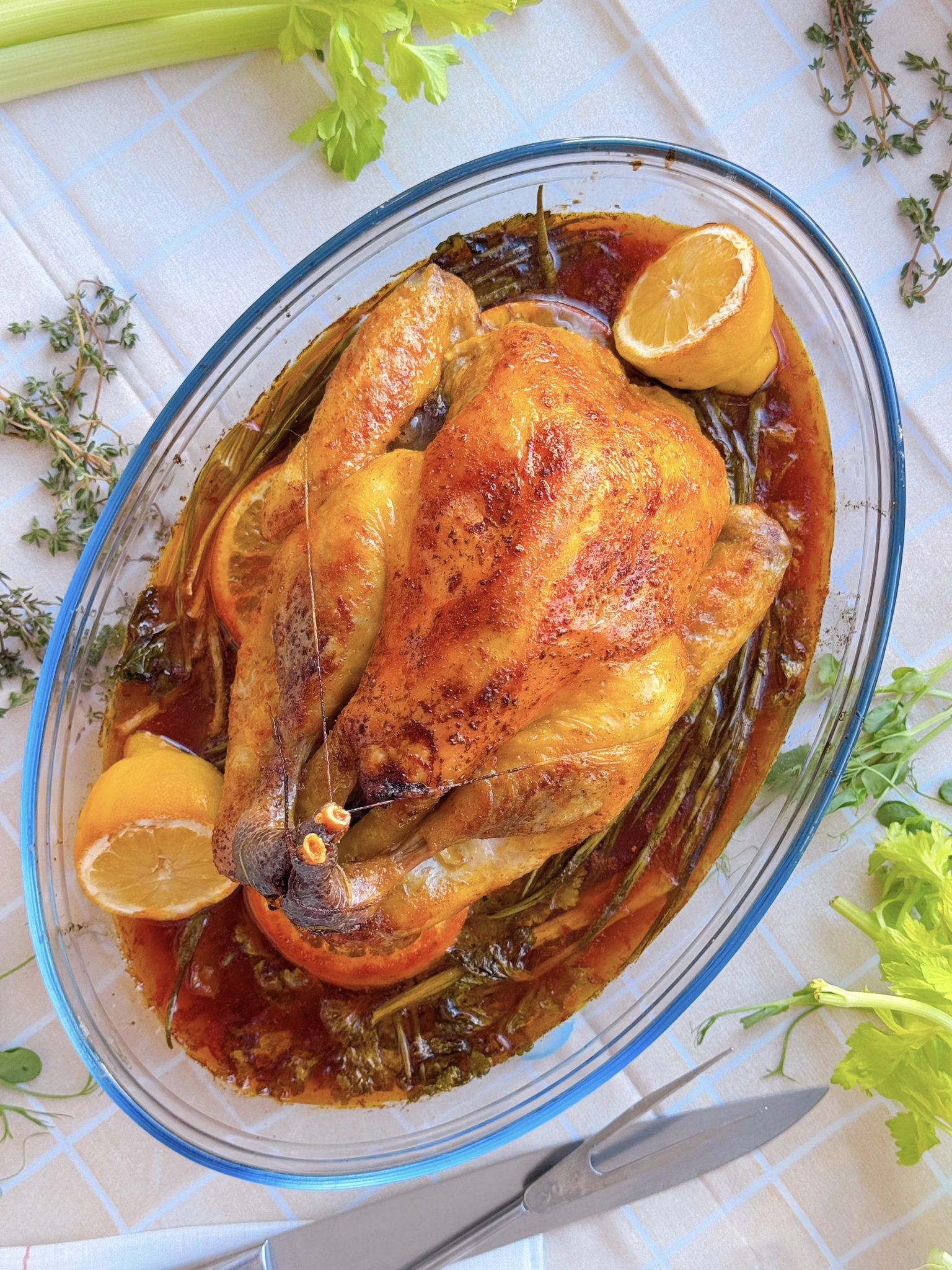 Запечена до золотої скоринки ціла цесарка