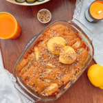 Апетитний грушевий коблер, поданий з ванільним морозивом.