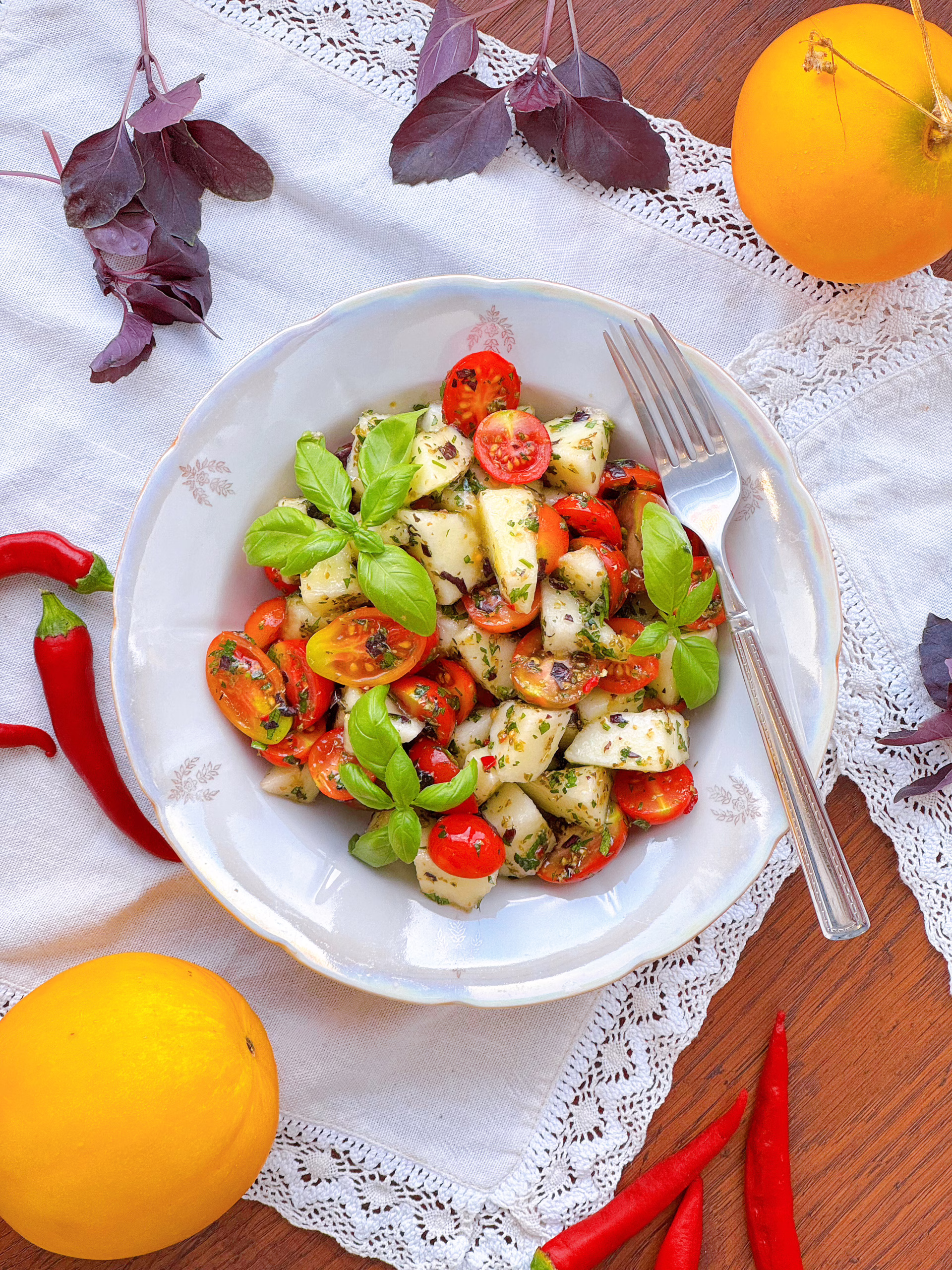 Салат з динею, томатами чері та чилі: неочікуване поєднання для ідеального літнього дня