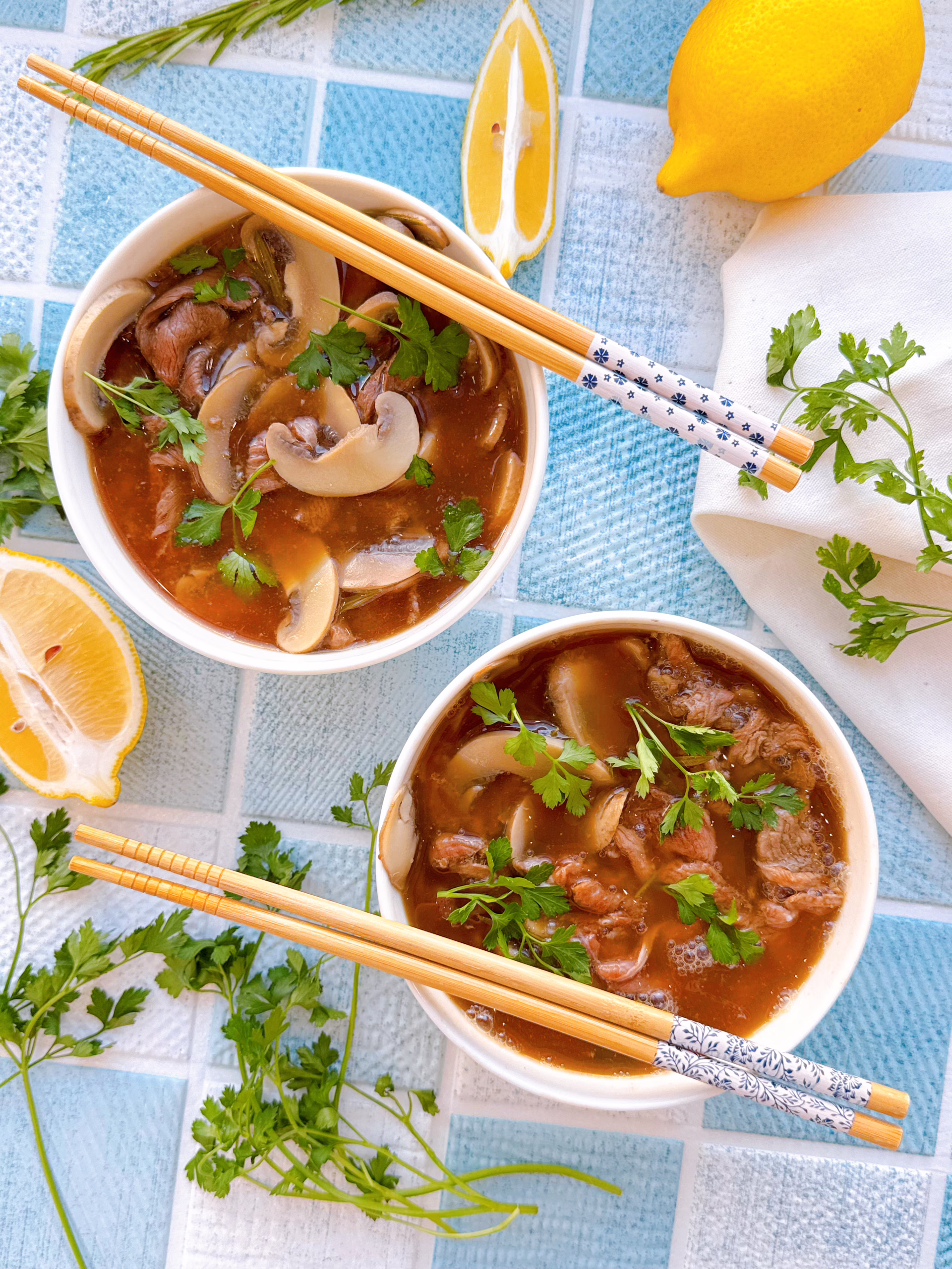 Ароматний азійський качиний суп у піалі прикрашений петрушкою.