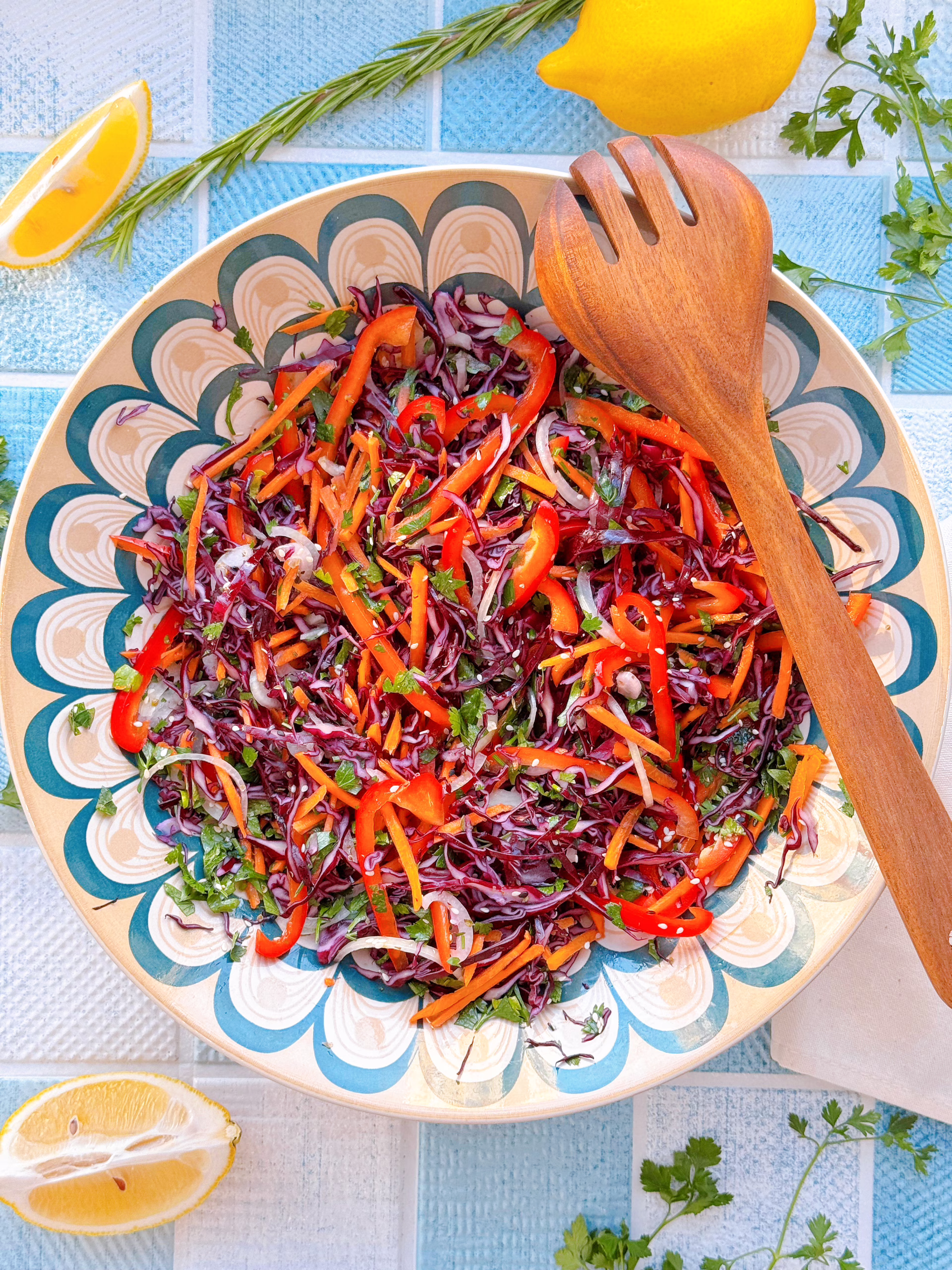 Цікавий салат з червоної капусти з морквою та солодким перцем поданий з лимоном.