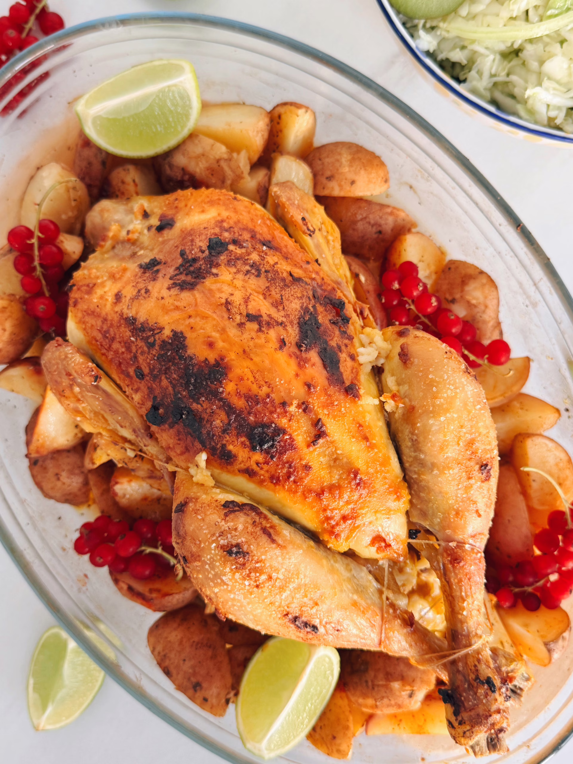 Запечена курка з картоплею в медово-гірчичному соусі — це ідеальне рішення, коли хочеться чогось особливого без зайвих зусиль.