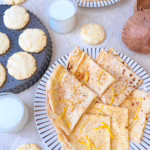 страви зі свіжого кокосу. Млинці зі свіжого кокосового молока з цедрою лимона та кокосовим молоком.