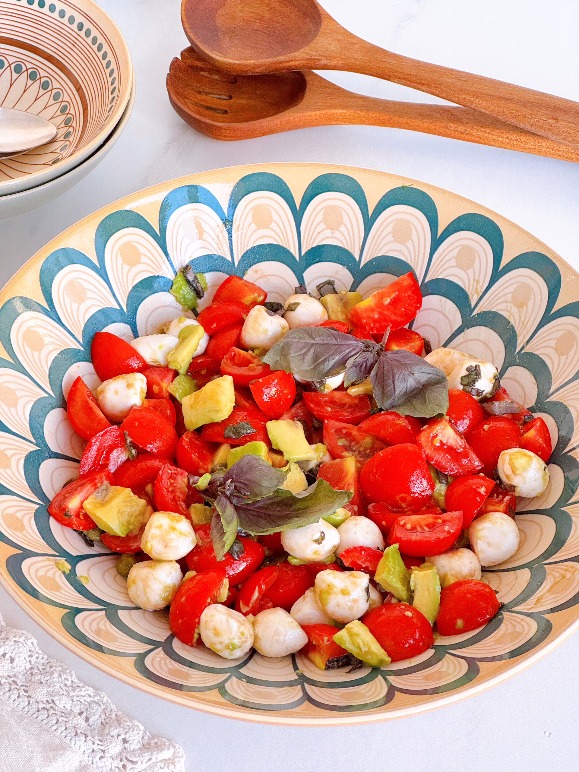 салат капрезе з авокадо