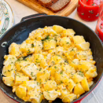 Кремова, ніжна та неймовірно смачна картопля з кукурудзою у вершковому соусі є втіленням домашнього комфорту. Простий рецепт, який стане ідеальним гарніром або самостійною вечерею для всієї родини. Готується швидко, а з'їдається ще швидше!