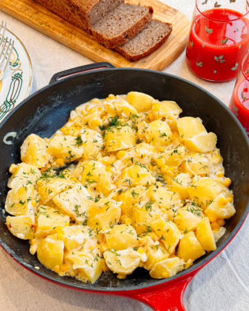 Кремова, ніжна та неймовірно смачна картопля з кукурудзою у вершковому соусі є втіленням домашнього комфорту. Простий рецепт, який стане ідеальним гарніром або самостійною вечерею для всієї родини. Готується швидко, а з'їдається ще швидше!