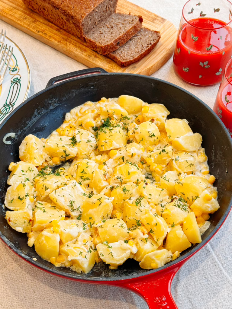 Кремова, ніжна та неймовірно смачна картопля з кукурудзою у вершковому соусі є втіленням домашнього комфорту. Простий рецепт, який стане ідеальним гарніром або самостійною вечерею для всієї родини. Готується швидко, а з'їдається ще швидше!
