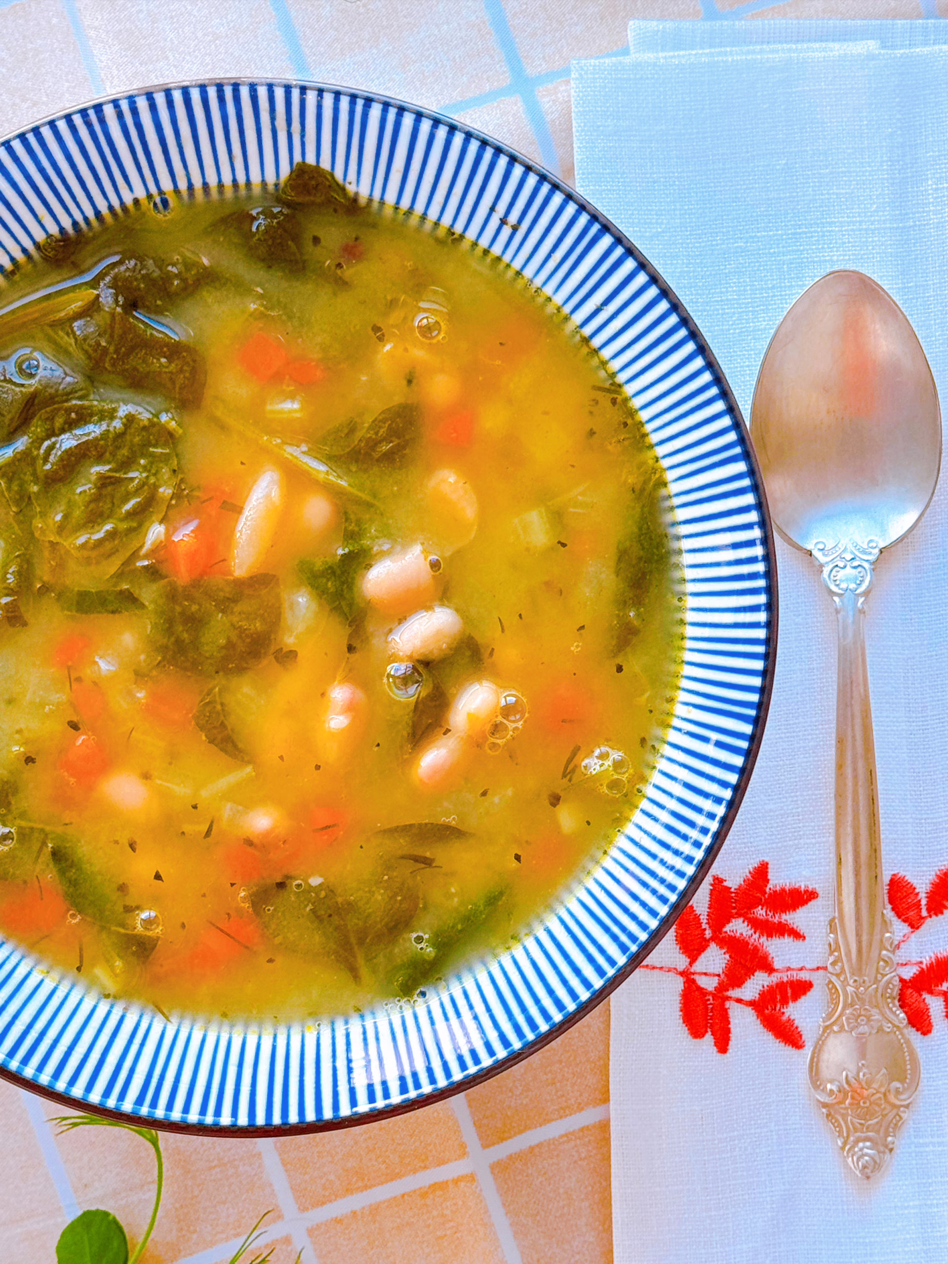 Густий квасолевий суп зі шпинатом та овочами