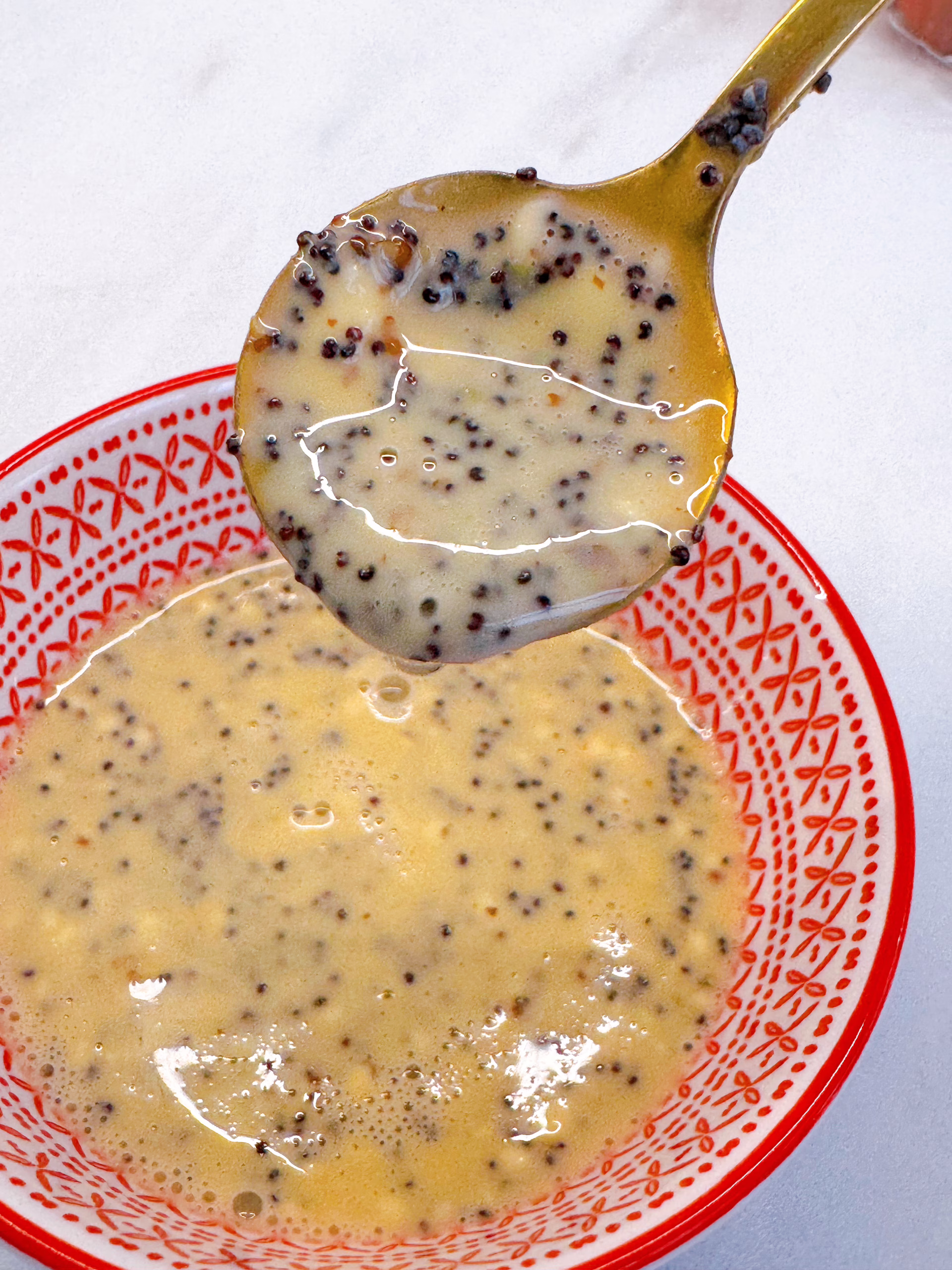 кремова та ніжна салатна заправк аз маком