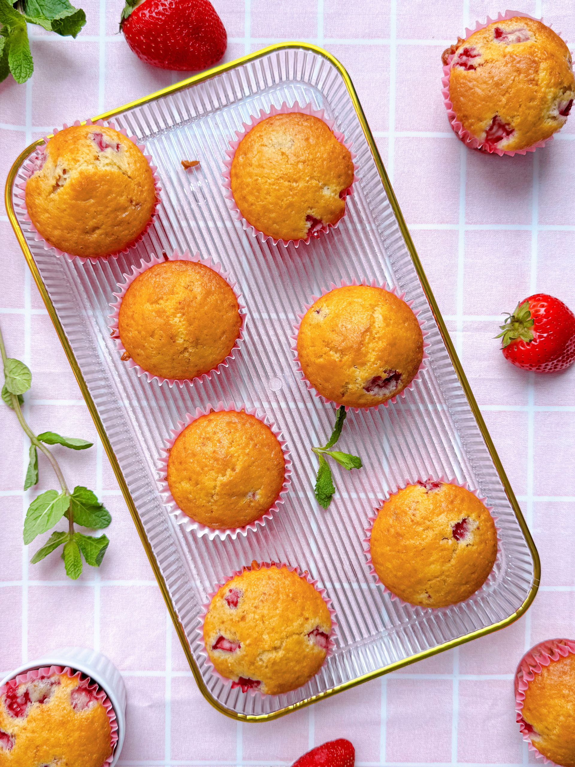 Повітряні мафіни з полуницею. Класичний рецепт