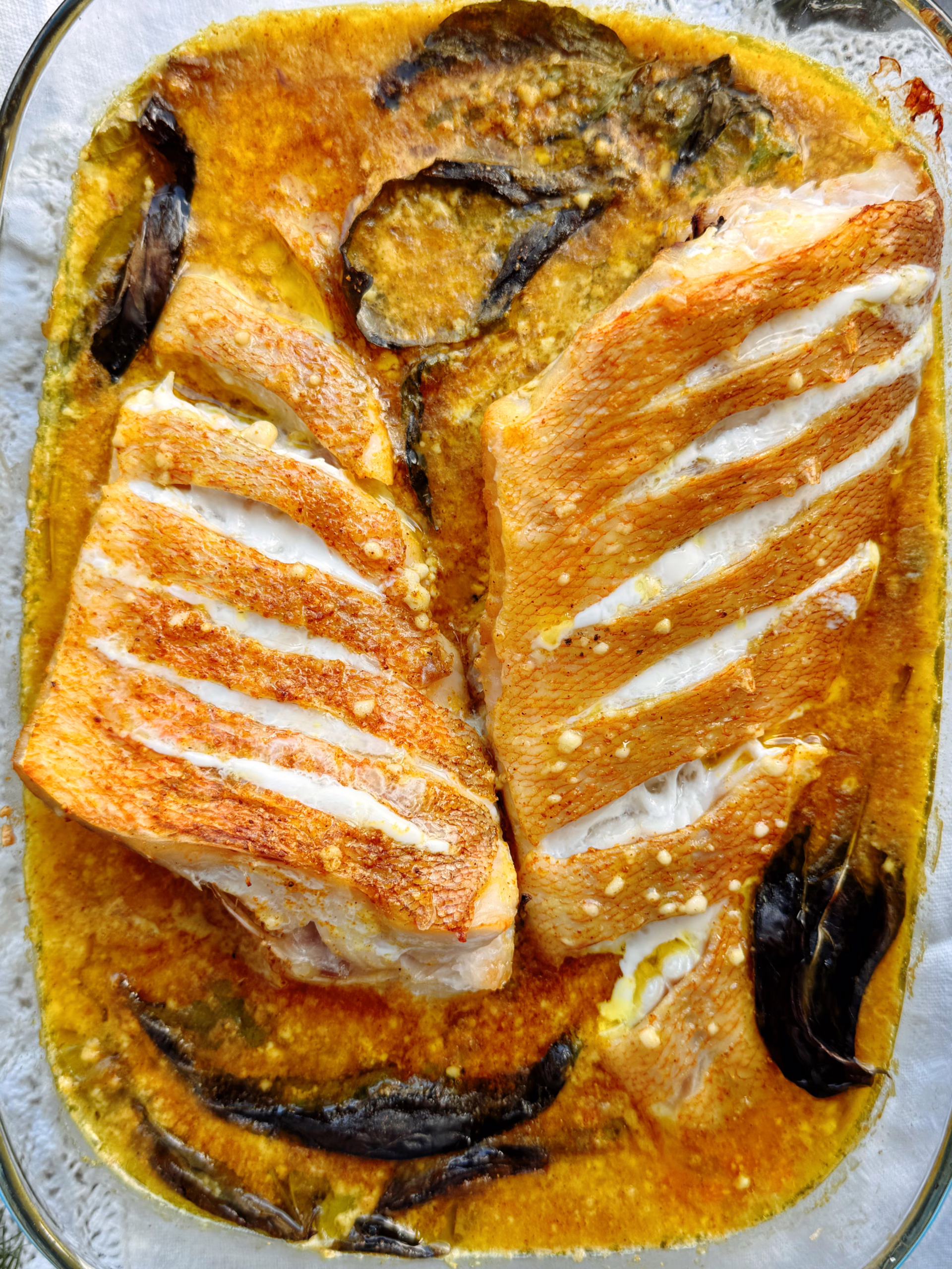 Ніжний запечений морський окунь у вершковому кокосово-карі соусі з ароматом базиліку. Простий та швидкий рецепт екзотичної вечері, що здивує вас своїм вишуканим смаком!