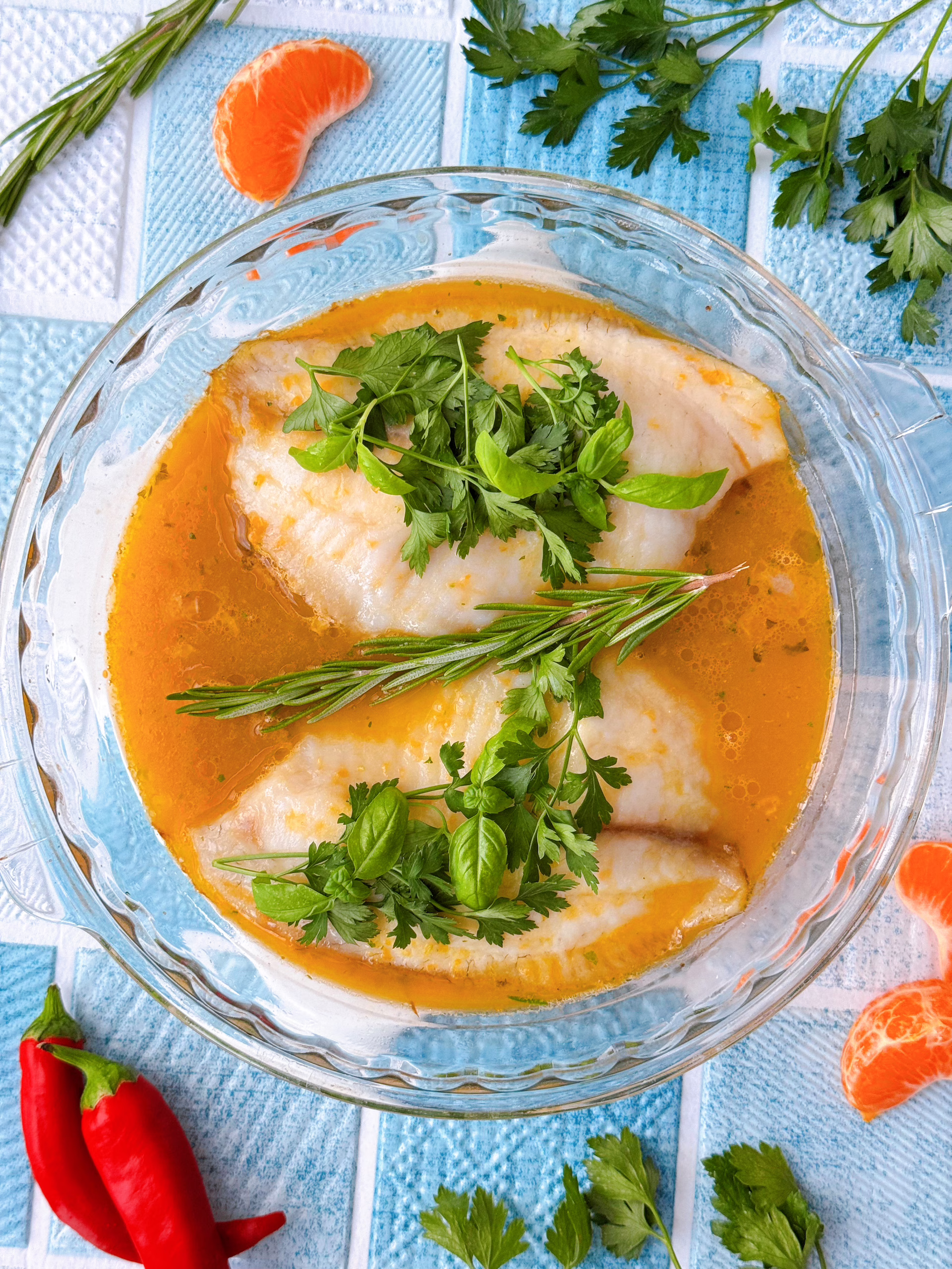 Запечене ніжне філе білої риби під вишуканим мандариновим соусом – ваша вишукана вечеря за 20 хвилин.