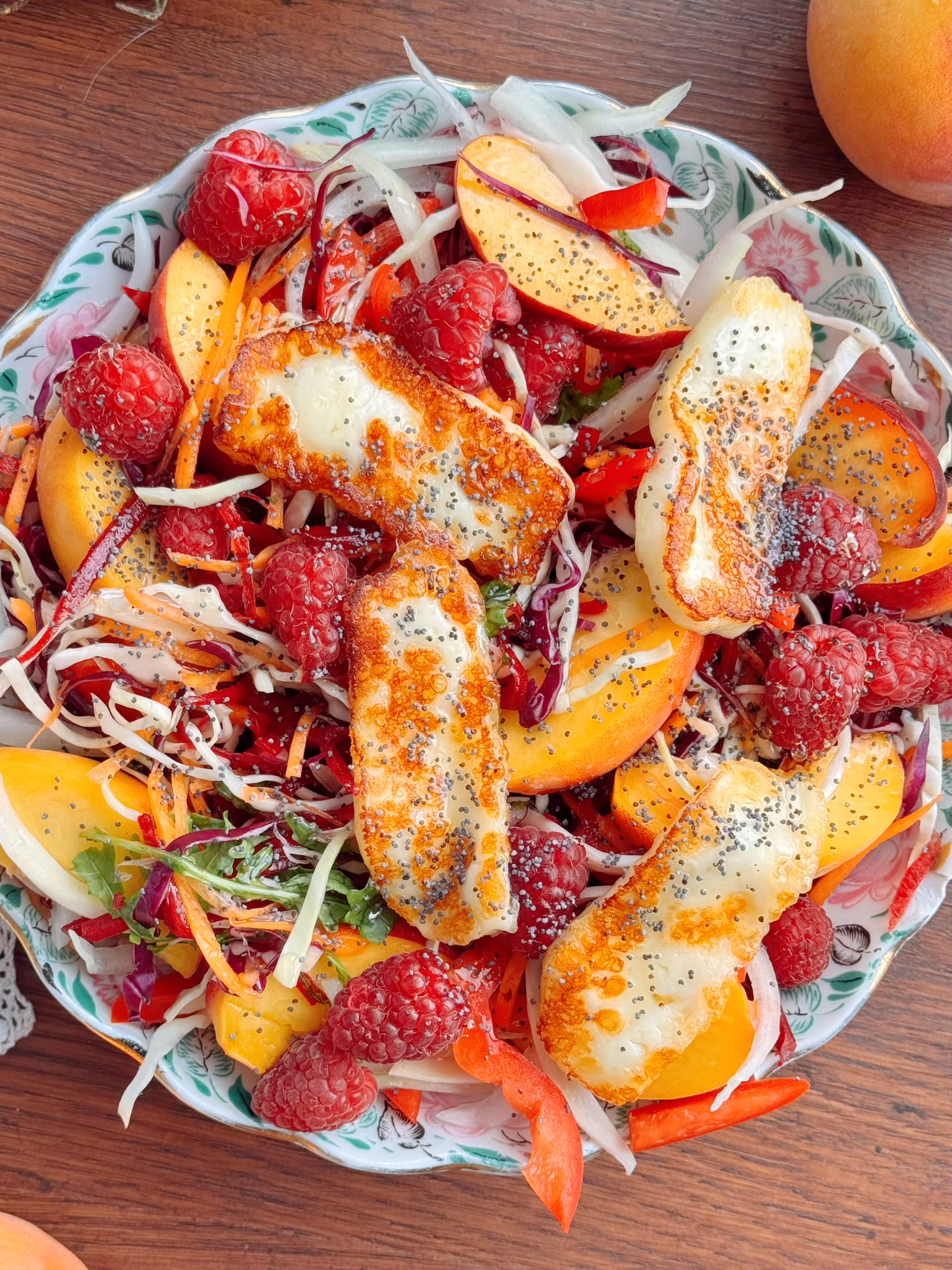 яскравий салат з персиком та сиром халумі