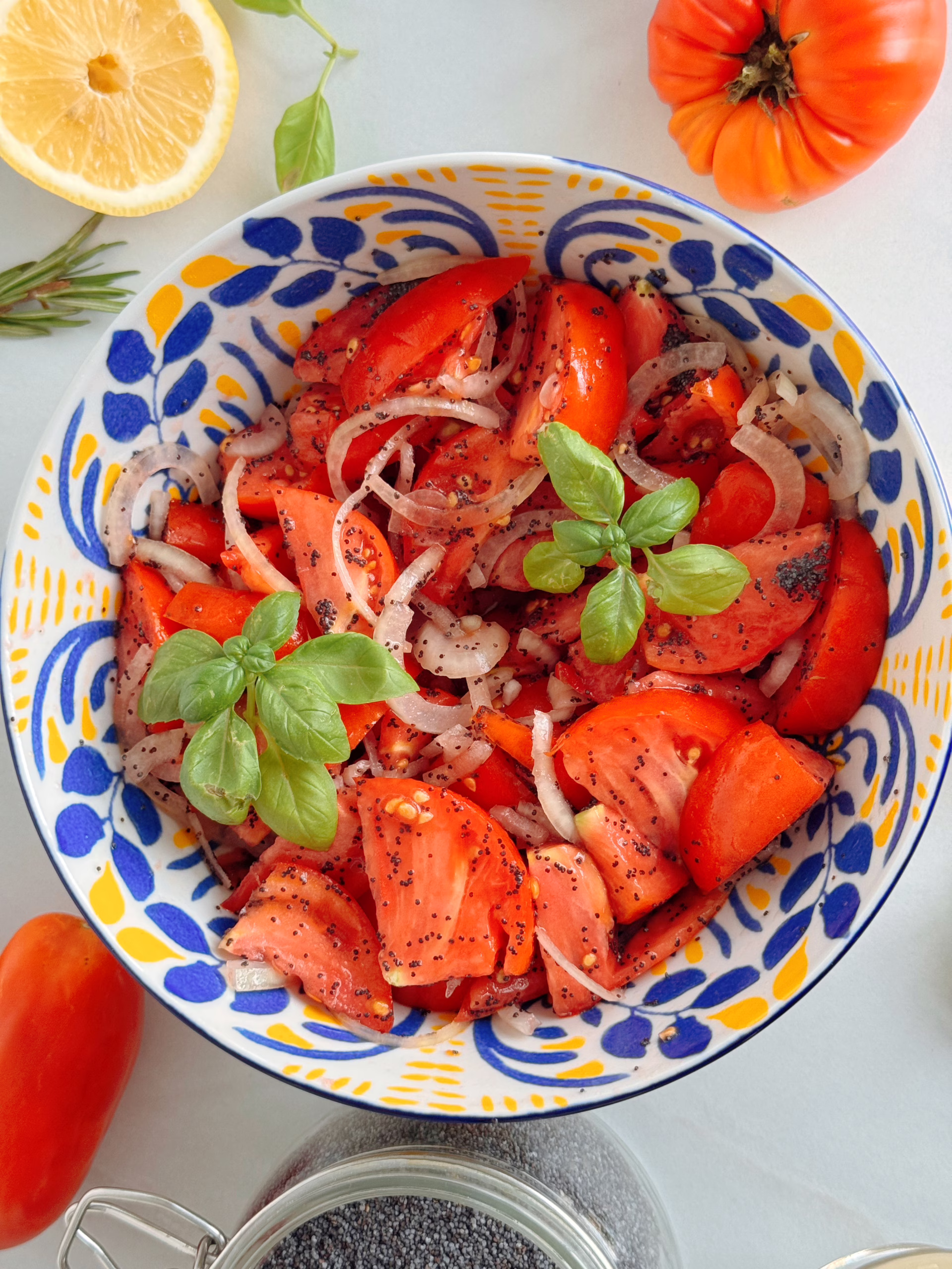 Цей салат з томатів з маком – мій свіжий погляд на літню томатну класику.