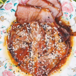 Запечена свинина в медово-карамельному соусі