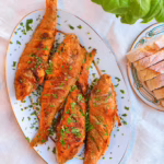 Смажена барабулька на тарілці з хлібом