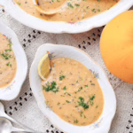 Яскравий гарбузовий крем-суп із сочевицею на дві порції