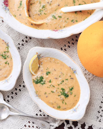 Яскравий гарбузовий крем-суп із сочевицею на дві порції